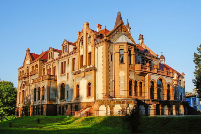 To największe miasto Zagłębia Dąbrowskiego. Czaruje pięknymi pałacami, ale też dworem i zamkiem!