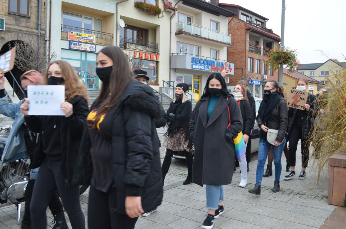 "NIE JESTEŚMY INKUBATORAMI" w Starachowicach też protestowali przed biurami posłów PiS 
