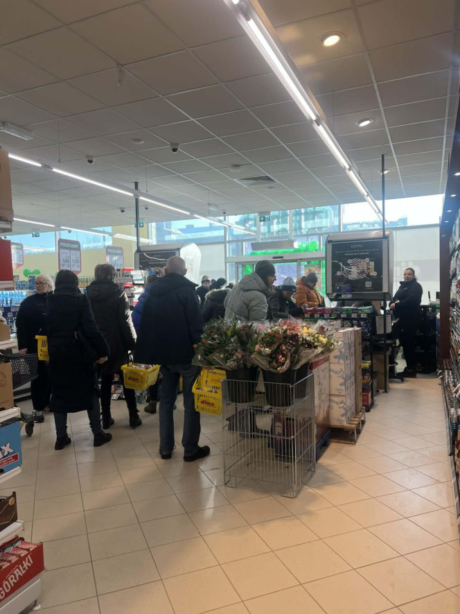 Pierwszy sklep Dino w Warszawie - dzień otwarcia