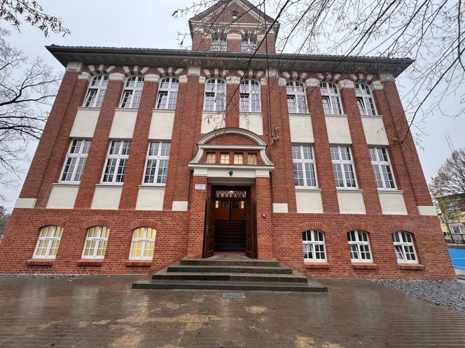 Ta zabytkowa szkoła ma ponad 100 lat. Po latach starań odzyskała blask