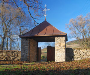 To jedna z najmniejszych wsi w Małopolsce. Znajduje się w niej zaledwie 16 domów