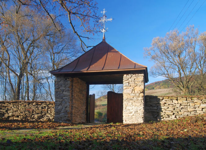 To jedna z najmniejszych wsi w Małopolsce. Znajduje się w niej zaledwie 16 domów