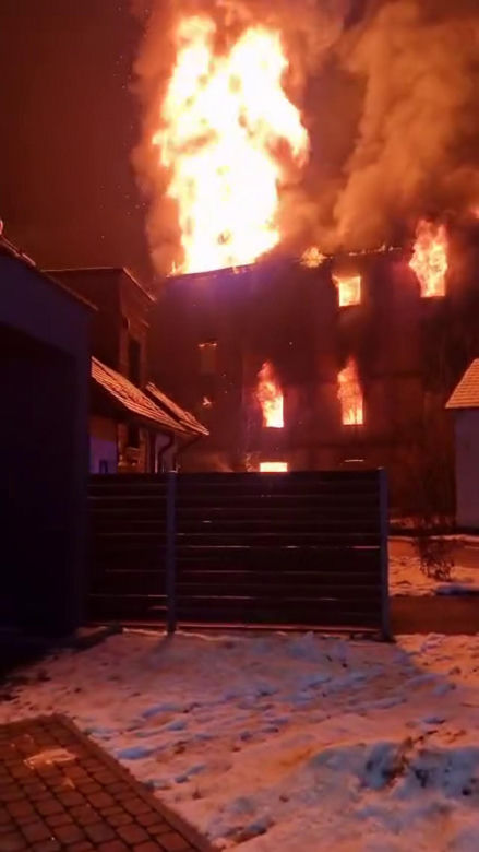 Nowy Sącz. Ogromny pożar starego młyna. Ogień objął kilka kondygnacji [ZDJĘCIA].