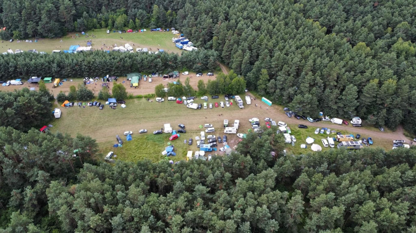 Nielegalny festiwal w środku lasu w Siamoszycach 