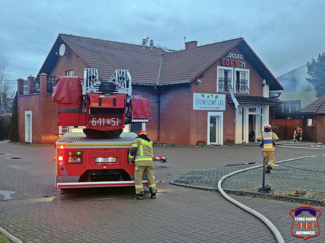 Pożar w Tychach. W budynku znajduje się żłobek i hotel. Trwa akcja strażaków