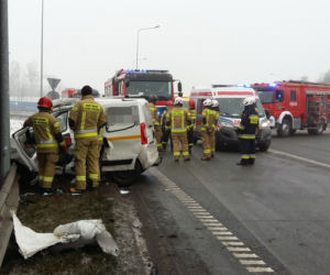 Wyleciał z drogi, huknął w bariery. Strażacy wycinali kierowcę na S8