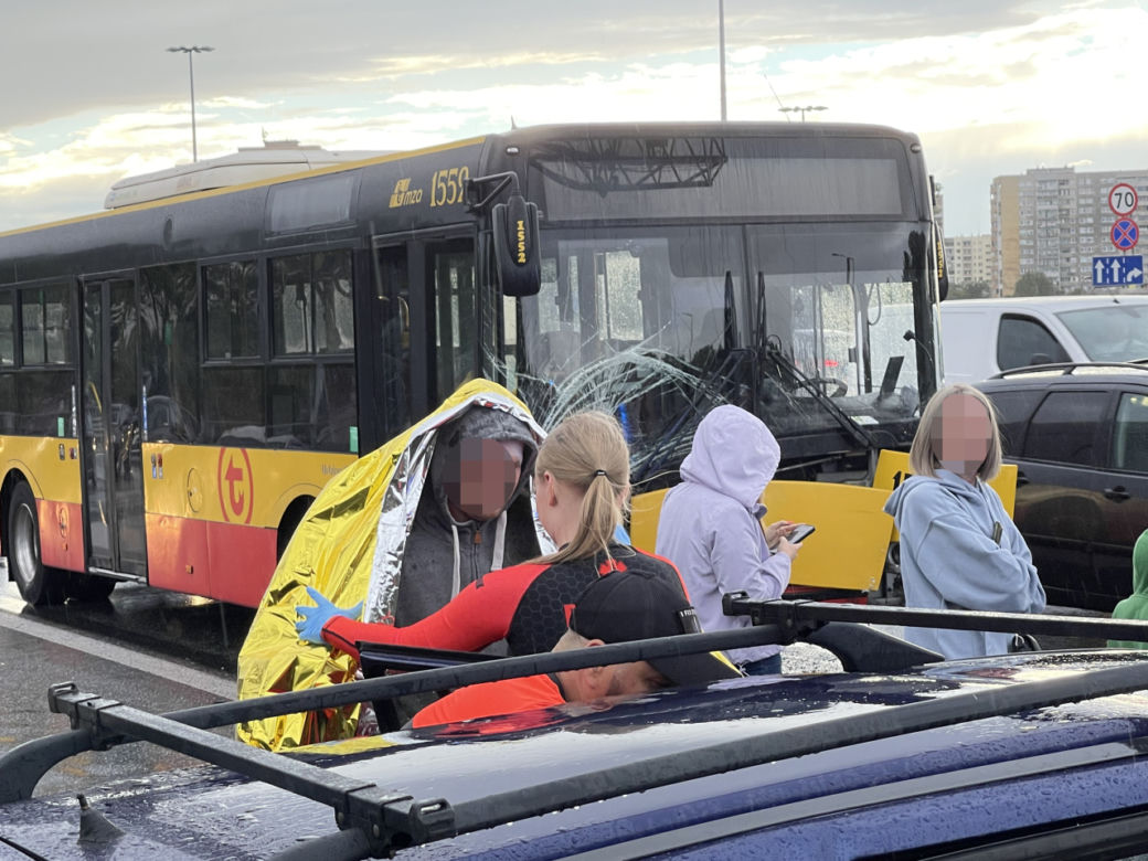Opel zderzył się z autobusem na Moście Grota. Dwie osoby ranne, gigantyczne utrudnienia 
