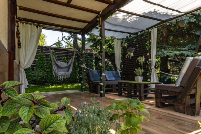 Patio w ogrodzie