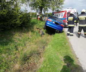 Nissan wylądował w rowie po zderzeniu z volkswagenem. Kolizja w Lubczy