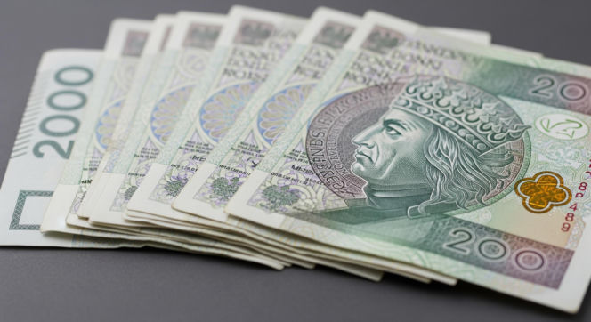 Uwaga na nową metodę oszustów w sklepach. Z kasy zniknęło 1000 zł w ułamek sekundy