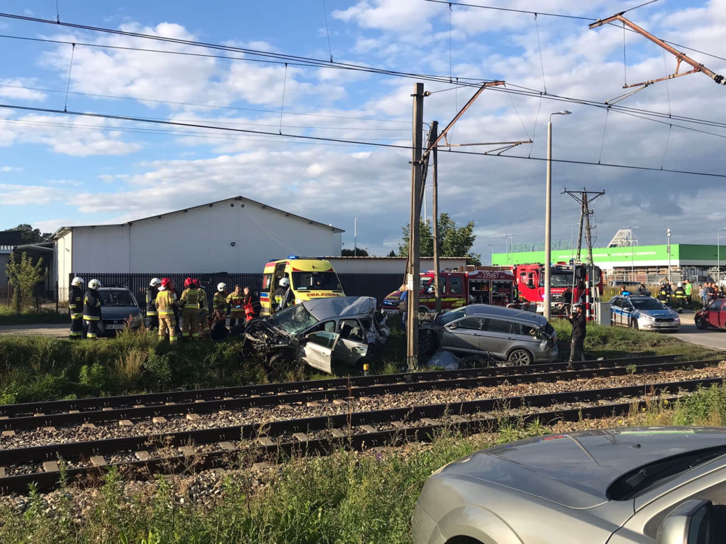 Pomyliła biegi i dwa samochody wjechały pod pociąg