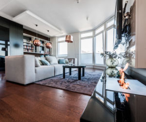 Nowoczesny salon z szarą sofą