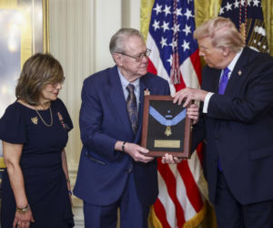 Ludzie poruszeni wyczynem żołnierza, którego pośmiertnie odznaczył Trump. Polska jest jednym z naszych najwybitniejszych sojuszników w UE