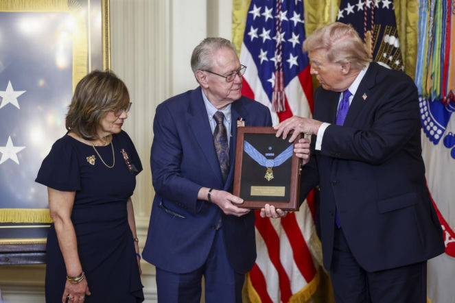 Ludzie poruszeni wyczynem żołnierza, którego pośmiertnie odznaczył Trump. Polska jest jednym z naszych najwybitniejszych sojuszników w UE