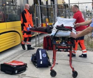 Tramwaj wjechał w kobietę na przejściu. Potrącenie na torach na Rembielińskiej