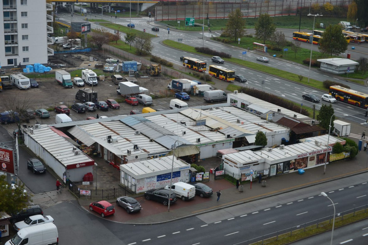 Przyszłość handlarzy z bazarku na Gocławiu jest w ich rękach