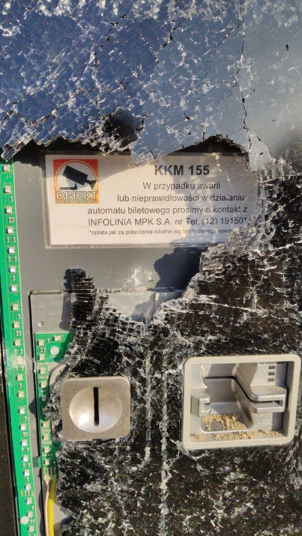 Wandale zdewastowali automat i tramwaj w Krakowie