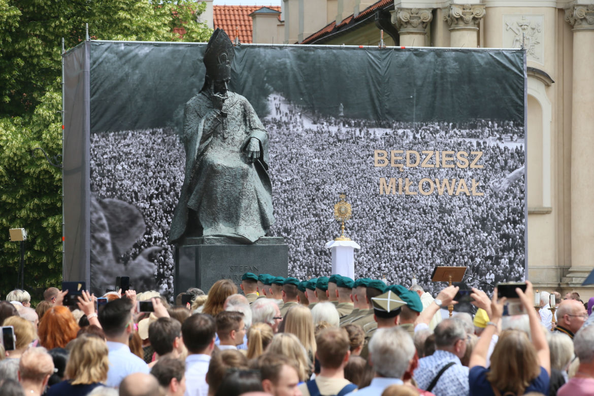 Centralna procesja Bożego Ciała w Warszawie. Ołtarze nawiązywały do wojny