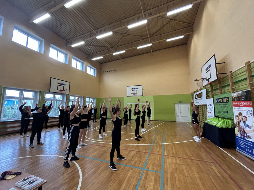 Lekcja WF z mistrzynią olimpijską w Zespole Szkół Technicznych w Koninie