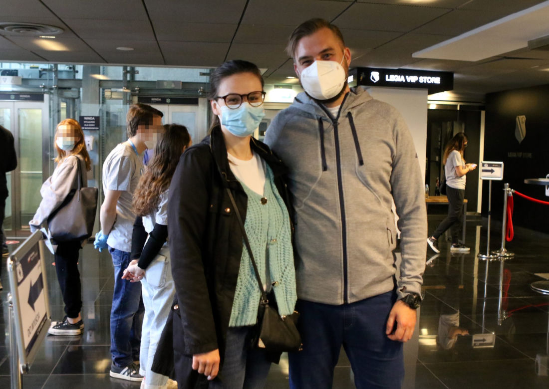 Szczepienia bez zapisów. Marcin Kowalski i Magda Nowak zaszczepili się na Legii w sobotę. Byli szczęśliwi, że wszystko tak sprawnie przebiegło. - Żadnego oczekiwania w kolejce. I mamy z głowy! - ucieszyli się 