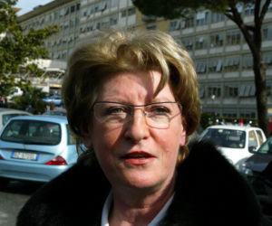 Była pierwszą kobietą na stanowisku premiera III RP. Już po roku złożyła dymisję