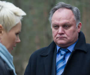 Na Wspólnej odcinek 2275, Ilona (Anna Samusionek), urzędnik (Marek Kasprzyk)