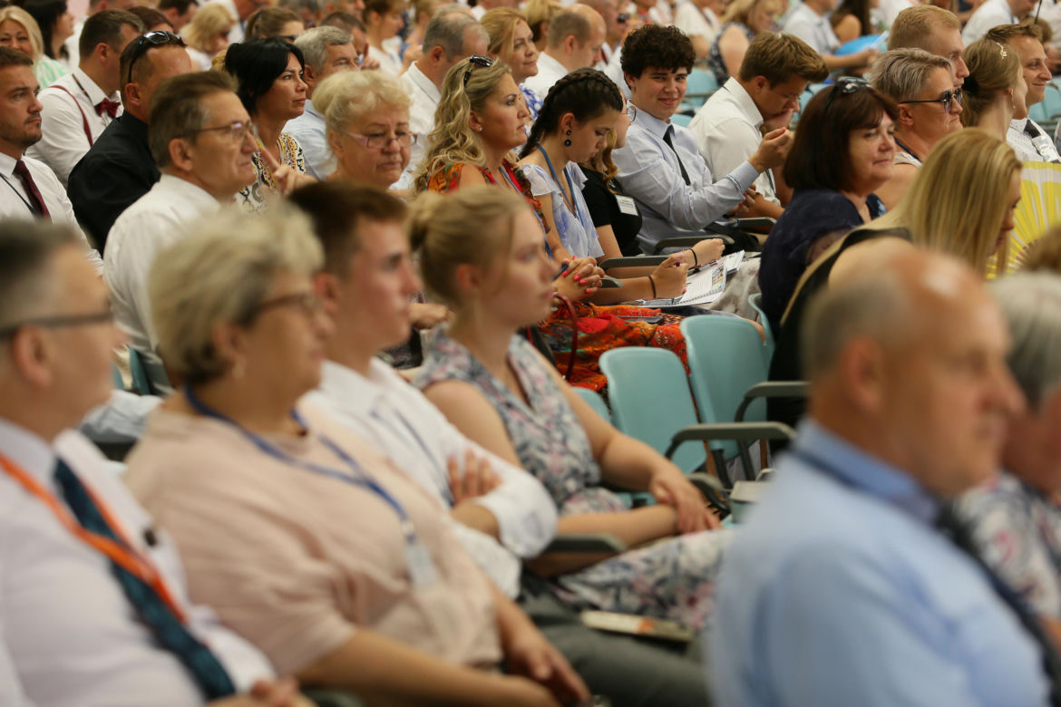 Kongres Świadków Jehowy 2024. W niedzielnych wydarzeniach wzięły udział tłumy