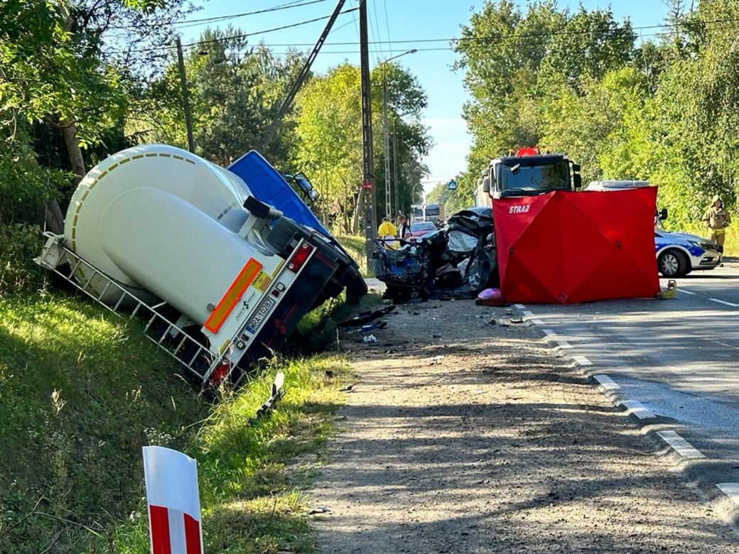 Koszmarna czołówka pod Górą Kalwarią. Kierujący toyotą gruchnął czołowo z rozpędzoną cysternę z betonem. Zginął na miejscu