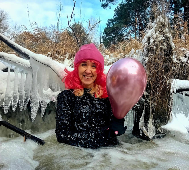 Kolorowe pożegnanie roku w lodowatej wodzie. Morsowy Sylwester 2025/2026 z grupą „Mors Może Więcej”