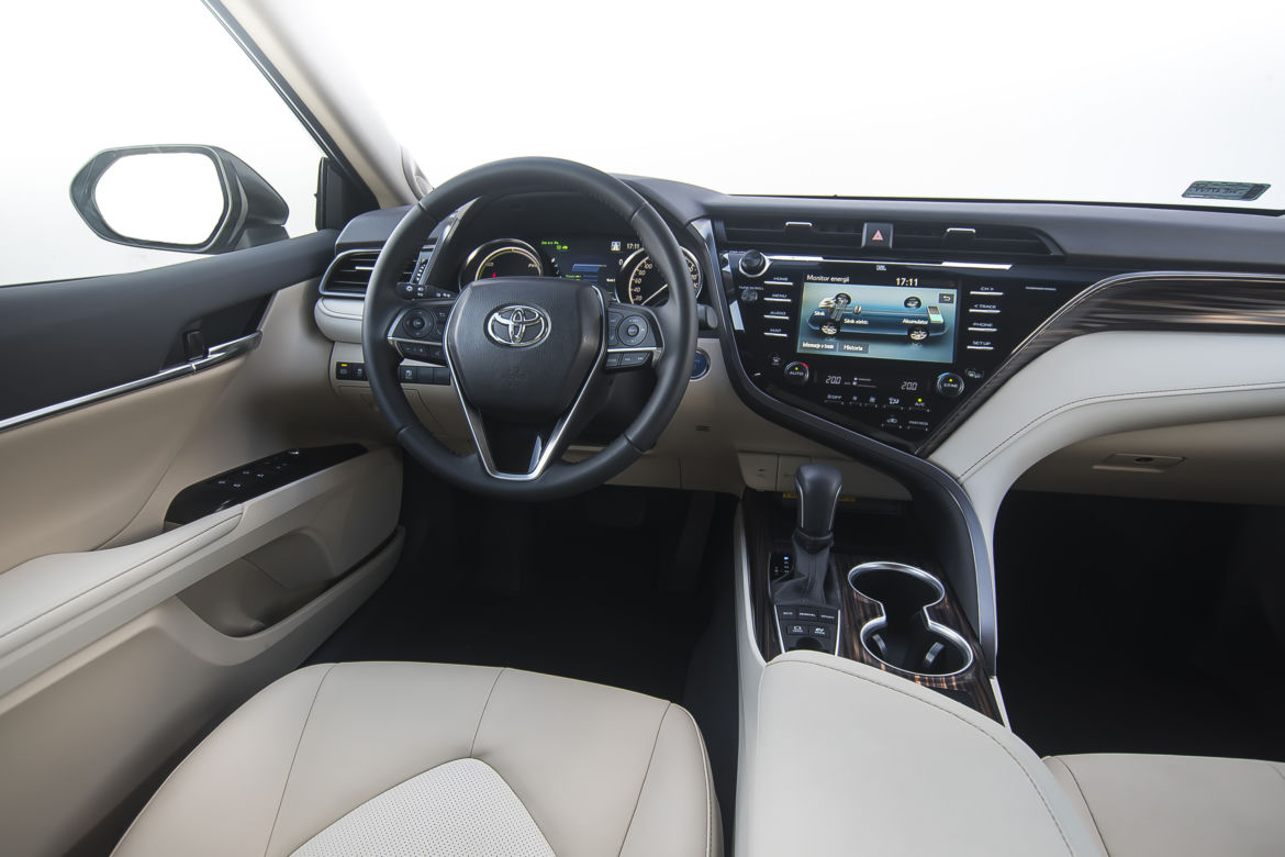 Toyota Camry 2.5 Hybrid Dynamic Force 218 KM e-CVT Executive