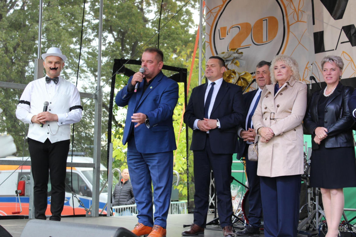 Było spotkanie z modą, muzyką i samochodami z lat 20. w Korczewie. Za nami impreza „Magia lat 20-tych” 2025