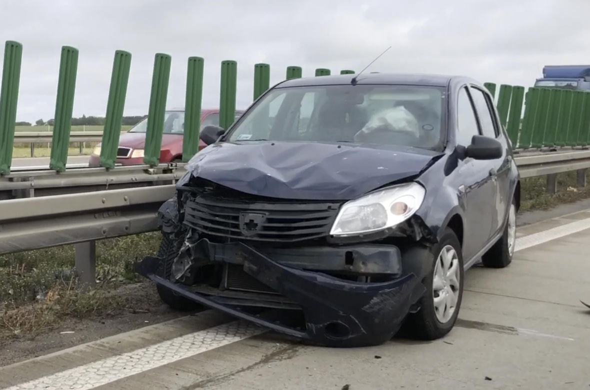 Wypadek A4 dacia wjechała w bariery
