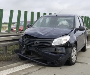 Wypadek A4 dacia wjechała w bariery