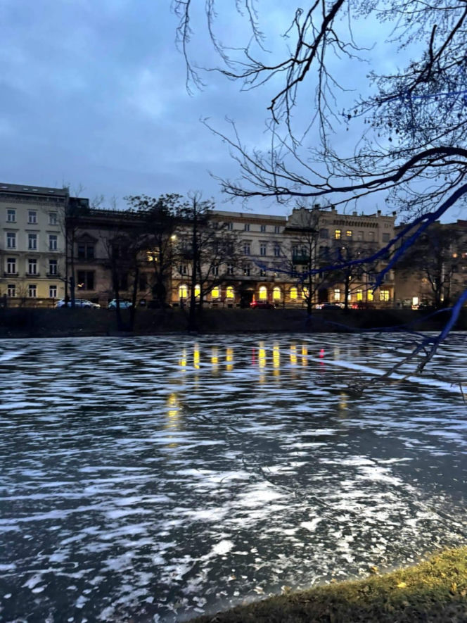 Dzieci weszły na lód na Odrze. Sekundy od tragedii we Wrocławiu