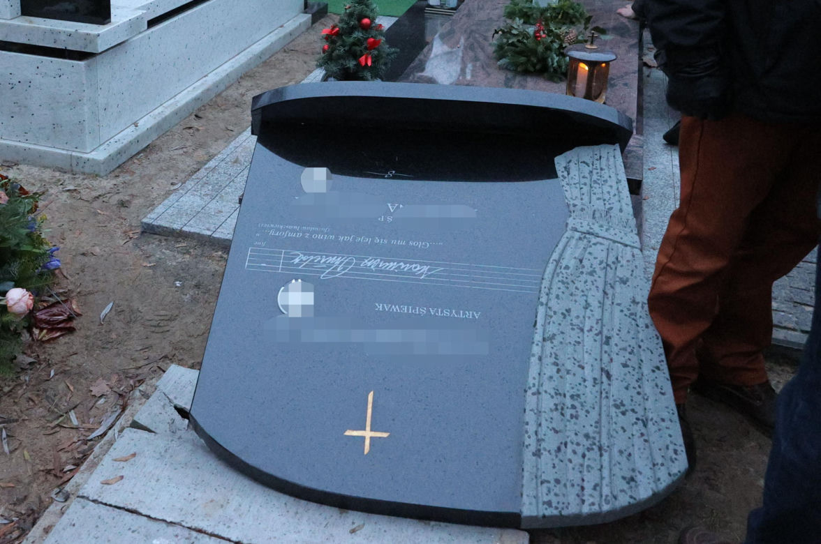 Żałobnik przewrócił pomnik na pogrzebie Kamińskiego