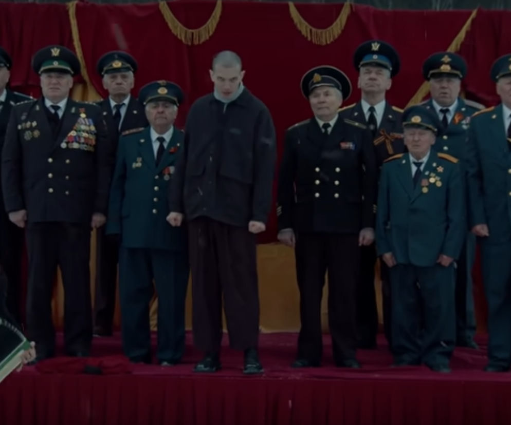 Takiego protestu w Rosji jeszcze nie było. Słynny zespół śpiewa z weterenami Armii Czerwonej! [NAGRANIE]