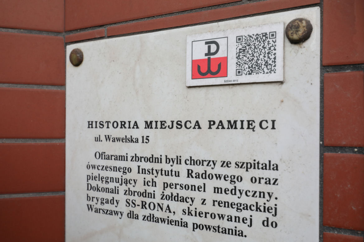 Tablica na budynku Instytutu Radowego im. Marii Skłodowskiej-Curie