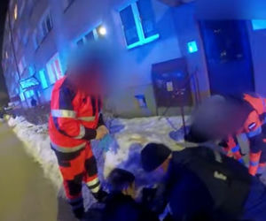 Kobieta umierała przy klatce schodowej. Dramatyczne chwile