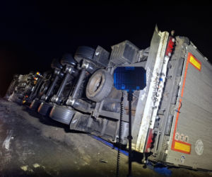 Wypadek na S5 koło Leszna. Ciężarówka z tytoniem wpadła do rowu