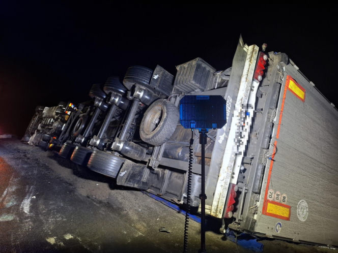 Wypadek na S5 koło Leszna. Ciężarówka z tytoniem wpadła do rowu