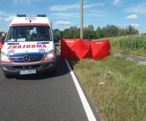 Młody motocyklista zginął w wypadku pod Bydgoszczą! Trwają poszukiwania kierowcy [ZDJĘCIA]