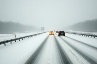 Śnieżny paraliż S7. Jak Ostróda stała się azylem dla setek uwięzionych kierowców?