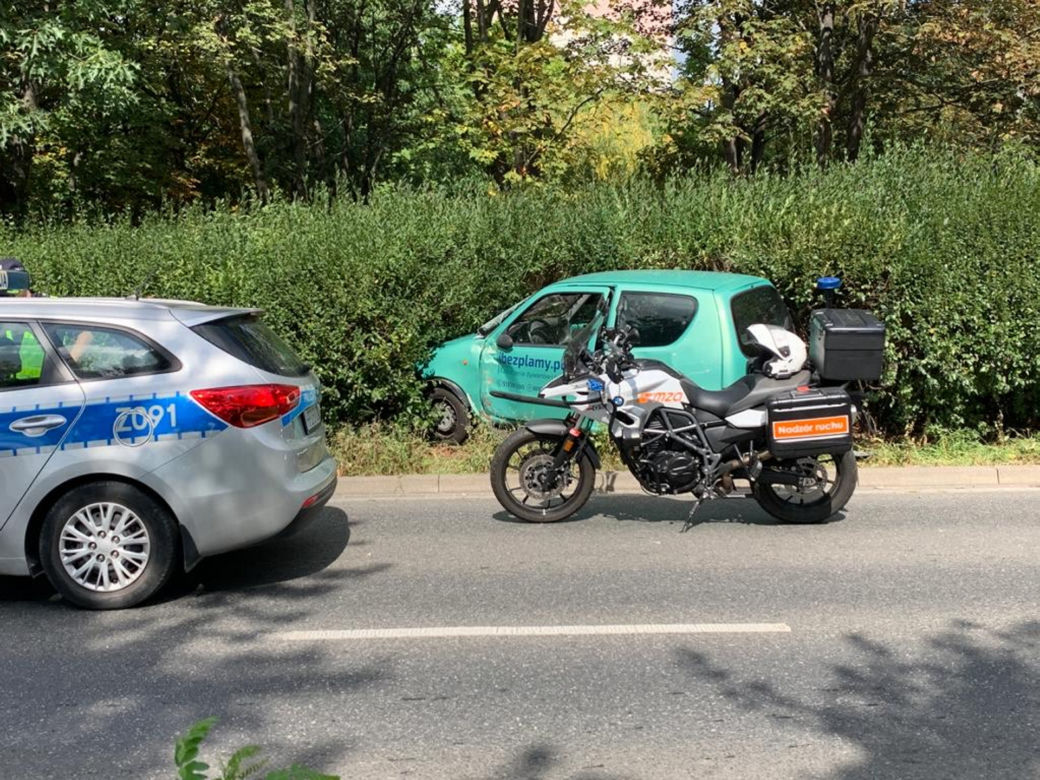 Uderzył w miejski autobus i uciekł. W trakcie pościgu zderzył się z kolejnym autobusem 