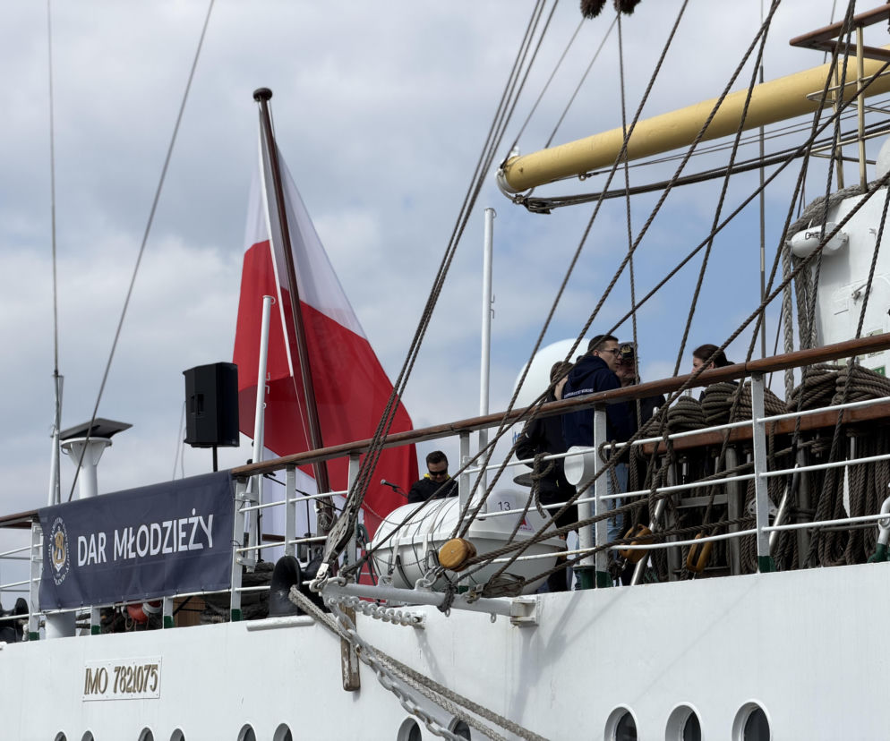 Fragment pokładu statku Dar Młodzieży z polską flagą. O nowym żaglowcu dla Gdyni przeczytasz w Eska.