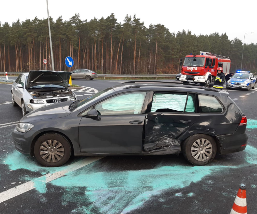 Niespokojny poranek pod Toruniem. Kierowca osobówki w szpitalu!