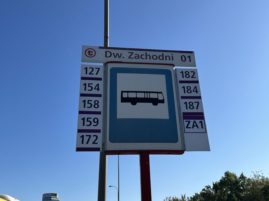 Kierowca hondy wbił się w autobus miejski. Potworny wypadek w Warszawie