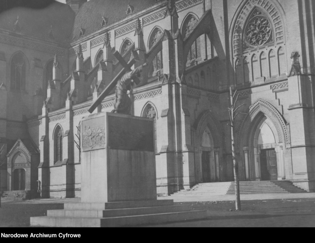 Pomnik księdza Ignacego Skorupki na tle kościoła katedralnego /1930 - 1939