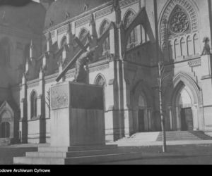 Pomnik księdza Ignacego Skorupki na tle kościoła katedralnego /1930 - 1939