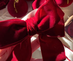 Jak zrobić kokardę na choinkę? Instrukcja krok po kroku