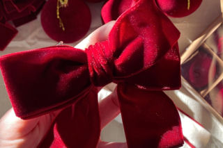 Nie kupuj gotowych kokard na choinkę. Te zrobisz sama w kilkanaście sekund! Instrukcja krok po kroku